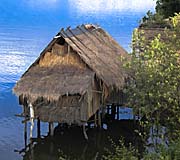Stilt Cottage in the Teuk Chhou River by Asienreisender